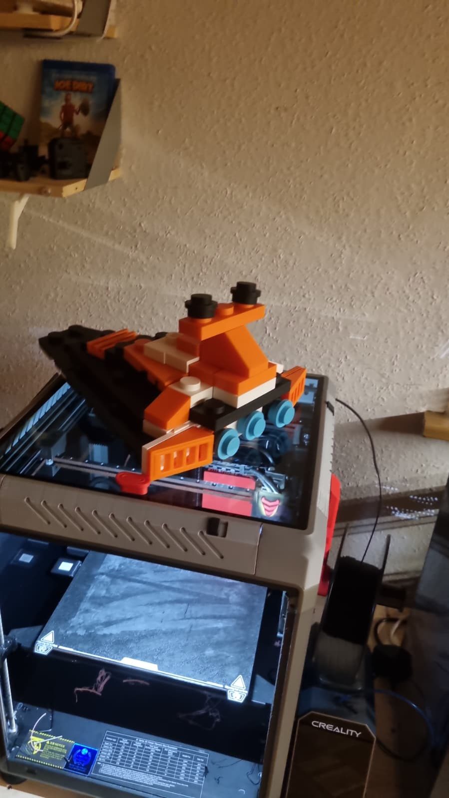 Individuell gedrucktes Sci-Fi-Modell in Orange, Schwarz und Weiß auf dem Druckbett